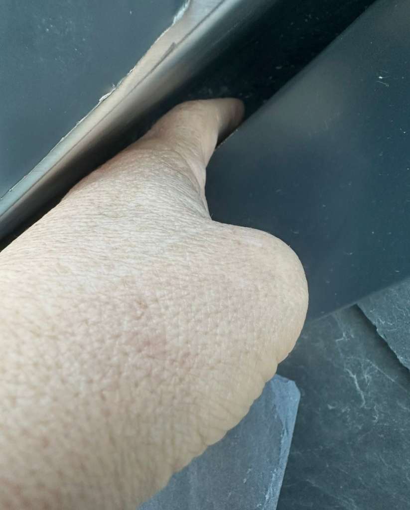 BAU-Forumsbeitrag: Dachkehle liegt nicht richtig auf - Hohlraum unter der Kehle normal oder Mangel? BAU-Forumsbeitrag: Dachkehle liegt nicht richtig auf - Hohlraum unter der Kehle normal oder Mangel?