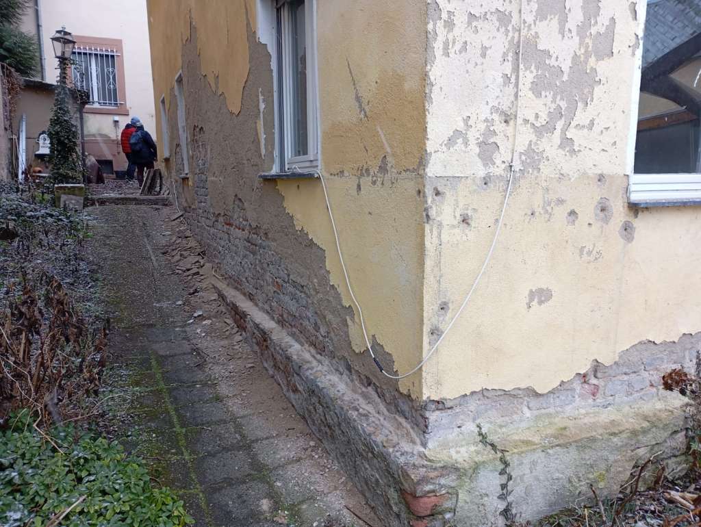 BAU-Forumsbeitrag: Richtige Höhe der Horizontalsperre bei einem Haus in Hanglage? BAU-Forumsbeitrag: Richtige Höhe der Horizontalsperre bei einem Haus in Hanglage?