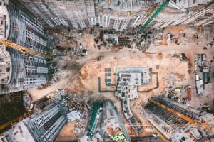 Baustelle auf dem Grundst&uuml;ck: Woran m&uuml;ssen Bauherren denken? - Bild: Ivan Bandura / Unsplash