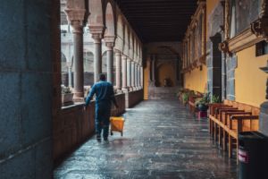 Nachhaltige Geb&auml;udereinigung in Reutlingen: Schl&uuml;ssel f&uuml;r langlebiges und umweltfreundliches Bauen und Renovieren - Bild: Ruben Hanssen / Unsplash