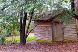 Ein Schuppen ist ein einfacher, meist kleiner Bau, der für die Lagerung von Werkzeugen, Gartengeräten, Fahrrädern oder anderen Gegenständen verwendet wird. Ein Schuppen ist ein einfacher, meist kleiner Bau, der für die Lagerung von Werkzeugen, Gartengeräten, Fahrrädern oder anderen Gegenständen verwendet wird.