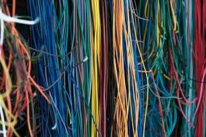 Die Herausforderungen der Kabelinstallation in modernen Gebäuden - Bild: Ryutaro Uozumi / Unsplash Die Herausforderungen der Kabelinstallation in modernen Gebäuden - Bild: Ryutaro Uozumi / Unsplash