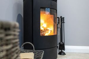 Behaglich und warm - so bauen Sie Ihren eigenen Kaminofen - Bild: Kyle Mackie / Unsplash