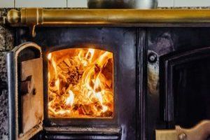 Moderne Holzfeuerst&auml;tten: Nachhaltige Wertsteigerung f&uuml;r Ihre Immobilie - Bild: Juan Gomez / Unsplash