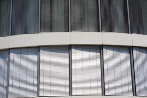 Hitzeschutz bezeichnet eine technische Maßnahme oder ein Bauteil, das dazu dient, Räume, Gebäude oder Gegenstände vor übermäßiger Wärmeentwicklung durch Sonneneinstrahlung oder andere Wärmequellen zu schützen. Hitzeschutz bezeichnet eine technische Maßnahme oder ein Bauteil, das dazu dient, Räume, Gebäude oder Gegenstände vor übermäßiger Wärmeentwicklung durch Sonneneinstrahlung oder andere Wärmequellen zu schützen.