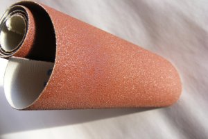 Schleifmittel sind Werkstoffe oder Materialien, die zum Abtragen von Material, Glätten oder Strukturieren von Oberflächen verwendet werden. Schleifmittel sind Werkstoffe oder Materialien, die zum Abtragen von Material, Glätten oder Strukturieren von Oberflächen verwendet werden.