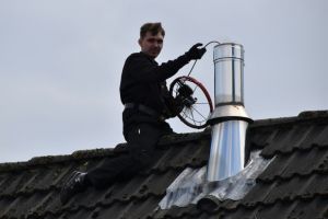 Ein Schornsteinfeger ist ein Fachmann, der für die Reinigung und Wartung von Schornsteinen verantwortlich ist. Ein Schornsteinfeger ist ein Fachmann, der für die Reinigung und Wartung von Schornsteinen verantwortlich ist.