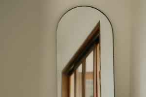 Spiegel im Flur - Gestaltungselement mit Wirkung - Bild: Mathilde Langevin / Unsplash