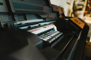 Drucken im Handwerksbetrieb und Heimbüro: Wie kompatible Patronen die Betriebskosten senken - Bild: Jakub Żerdzicki / Unsplash Drucken im Handwerksbetrieb und Heimbüro: Wie kompatible Patronen die Betriebskosten senken - Bild: Jakub Żerdzicki / Unsplash