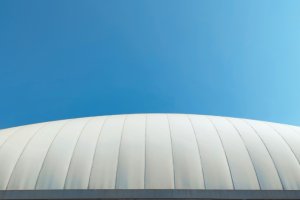 Traglufthalle mieten oder kaufen? Was lohnt sich für Vereine, Kommunen und Unternehmen? - Bild: Hu lei / Unsplash Traglufthalle mieten oder kaufen? Was lohnt sich für Vereine, Kommunen und Unternehmen? - Bild: Hu lei / Unsplash