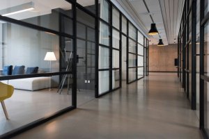 Glasfront bezieht sich auf eine Wand oder Tür, die hauptsächlich aus Glas besteht. Glasfront bezieht sich auf eine Wand oder Tür, die hauptsächlich aus Glas besteht.