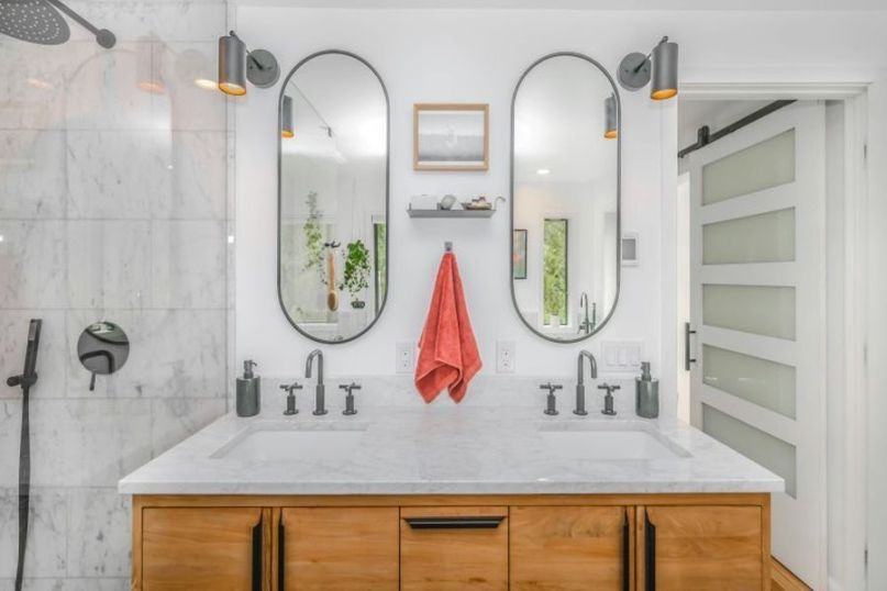 Renovierung eines kleinen Badezimmers - Kleine Sanit&auml;rger&auml;te und platzsparende Aufbewahrungsm&ouml;glichkeiten