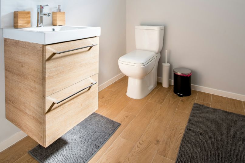 Parkett im Badezimmer? Andere Alternativen, beispielsweise Fliesen oder Vinylb&ouml;den, sind im Bad definitiv die bessere Wahl.