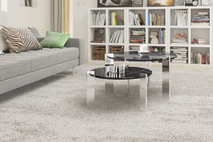 Die zeitlose Eleganz eines grauen Teppichs in einem modern eingerichteten Wohnraum